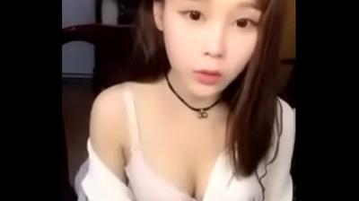 KIKI第三弹！清纯萌妹透肤开档黑丝自慰到潮喷 极品反差婊蜜汁四溅